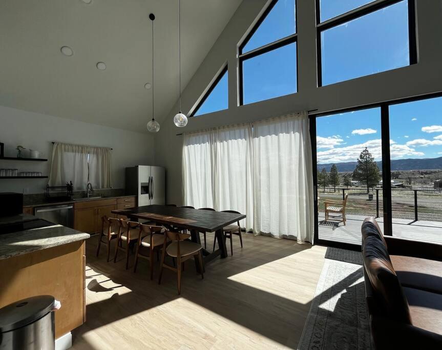 Red Rock Retreat Stunning Floor To Ceiling Views Villa Hatch Buitenkant foto