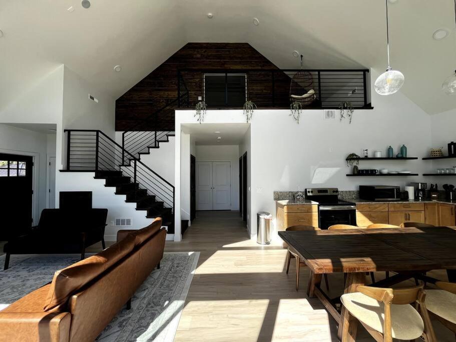 Red Rock Retreat Stunning Floor To Ceiling Views Villa Hatch Buitenkant foto
